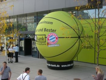Aufblasbarer FC-Bayern Basketball für die DAB-Bank