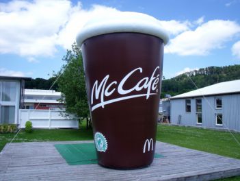 Aufblasbarer Becher für McCafe