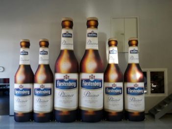 Aufblasbare Flaschen Fürstenberg Brauerei3 u. 4 Meter hoch