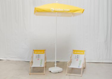 Holz-Liegestühle mit Schirm