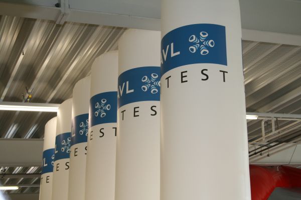 6 aufblasbare Leuchtsäulen für AVL Ditest produziert!