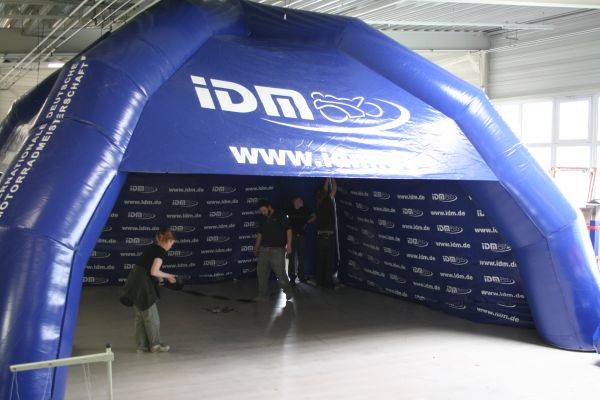 Mega-Domezelt 8 x 8 m für IDM produziert