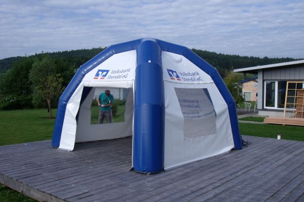 Aufblasbares Zelt 4x4 für die Volksbank 