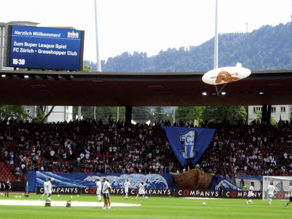 Werbezeppelin in Züricher Fußballstadium im Einsatz