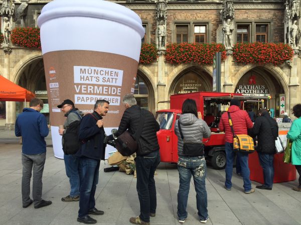 Riesige aufblasbare Kaffeebecher wirbeln die Münchner auf 
